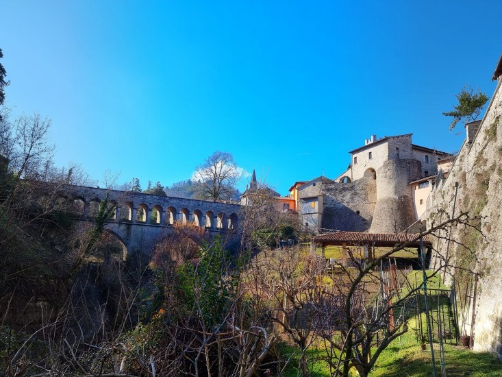 Ieri a Civitella eravamo con Massimo Falciani per una visita al mercato Slow Food con Agriaperitivo e visita al Borgo grazie alla splendida iniziativa di Katia Sandri dell'Agriturismo Campo Rosso. Se dovessimo intitolare la giornata si potrebbe dire: Civitella, la straordinarietà di un borgo normale; Lo spettacolo di un Borgo che non ti aspetti! A breve qualche anticipazione sugli itinerari per la prossima primavera dei Borghi della Romagna Forlivese nella Romagna Toscana.