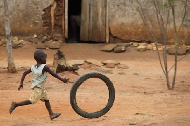 Nell'imbarazzo di scegliere i regali per i bambini non riesco a togliermi dalla testa questa foto scattata lo scorso gennaio. A devastarmi non è la povertà che nasconde ma la felicità che esprime. Inutile cercare sugli scaffali degli ipermercati giocattoli altrettanto divertenti. Perché la felicità non è insita nell'oggetto ma in chi ci gioca. Considerazioni moraliste ma sincere. (Scritto e foto di Michele Lanzoni)