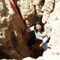 Andrea Benassi in una grotta in Marocco