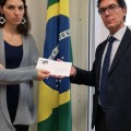 Una delegazione di Survival ha consegnato una lettera per il Presidente Bolsonaro al Console Generale del Brasile a Milano. © Survival International