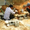 In poco tempo alcuni uomini del villaggio hanno terminato la fossa biologica del bagnetto del campo, in realtà si va alla fontana pubblica o al fiume a fare il bagno.